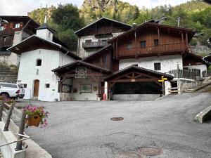 Mountain house with two barns and a garden
