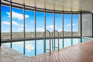 Gorgeous Views 72nd Floor with Parking, Pool and Gym