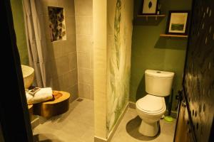 Peaceful rustic cabin steps from town