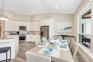 Avida Serena - Luxury Rental in Walking Distance to Cape Harbor