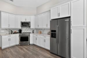 Avida Serena - Luxury Rental in Walking Distance to Cape Harbor