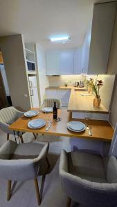 Beachfront Premium Apartment with Sunset, Pools & Sea View