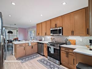 Cleveland Escape - Hot Tub - Karaoke Machine - Sleeps 12