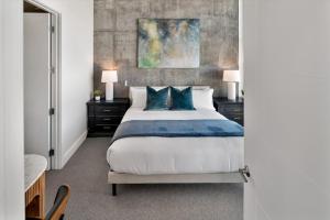 Luxury 2BR 2BA Penthouse-Pool, Gym, Pkg, Views!