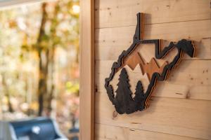 A Humble Abode - - Pet Friendly, Fire Pit, Deck, Grill, Wood Stove, Games, Wifi, 6 acres