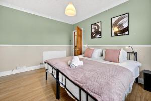 Spacious 5BR Home in Cardiff Bay with Office Area