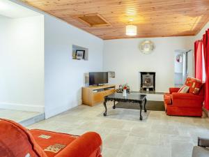 3 Bed in Roundstone oc-i234