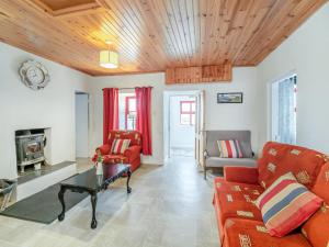 3 Bed in Roundstone oc-i234