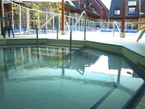 Marvellous Poolside Chalet - Pool & Hot Tub - Pets