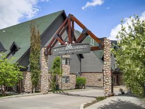 Marvellous Poolside Chalet - Pool & Hot Tub - Pets