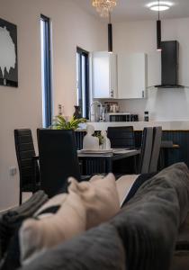 Beautiful Upscale Modern home with Private Pool 4D