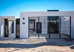 Beautiful Upscale Modern home with Private Pool 4D