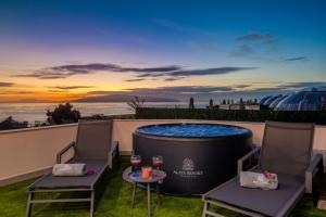 Apartamento de Lujo con Jacuzzi Privado, Piscina y Vistas al Mar