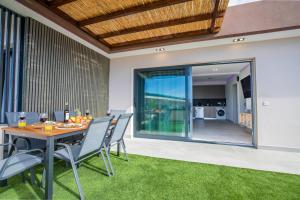 Apartamento de Lujo con Jacuzzi Privado, Piscina y Vistas al Mar