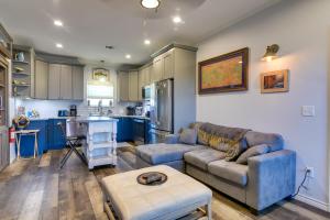 Group-Friendly Hot Tub Haven in Galveston!