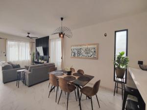 Beautiful Upscale Modern home with Private Pool 4E