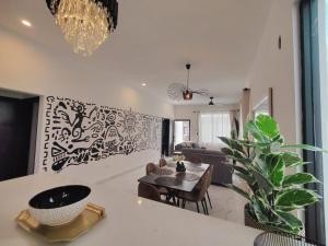 Beautiful Upscale Modern home with Private Pool 4E