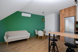 Stylish Green Flat with Balcony in Quiet Area