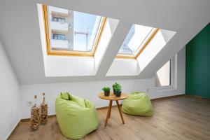 Stylish Green Flat with Balcony in Quiet Area