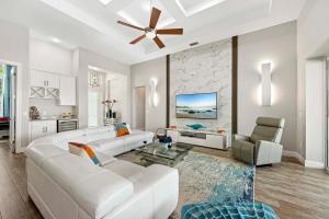 Kokomo-Modern Home with Tiki Hut