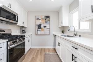 Remodeled 2Br One House From Beach Walk To Shops & Dining By Beachview Rentals