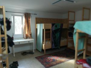 Bett 1 im Männer 4-Bettzimmer NUR Männer ONLY Men SOLO hombres