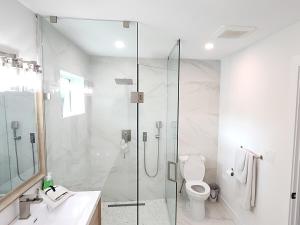 Jupiter Poolside Paradise Waterfront Luxury House with Boat Lift