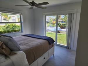 Jupiter Poolside Paradise Waterfront Luxury House with Boat Lift