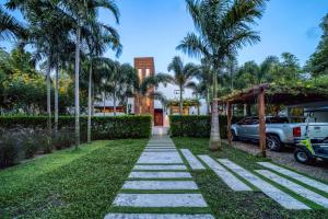 The Beach House - Upscale 5-bed Beachfront Villa w pool pier ocean views