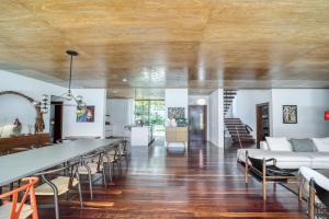 The Beach House - Upscale 5-bed Beachfront Villa w pool pier ocean views