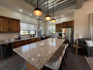 Emerald Blue Villa - Modern 2BR Villa with Rooftop Lounge Pool