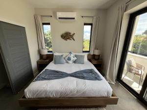 Emerald Blue Villa - Modern 2BR Villa with Rooftop Lounge Pool