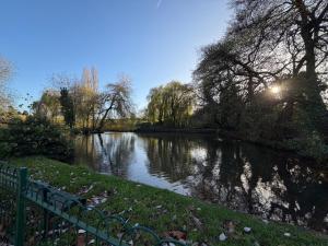 Meriden Apartment - Sleeps 7 - Near Nec Parking