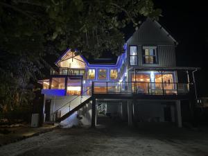 Casa Corazón - Spacious 6 Bedroom Beachfront Villa with Pool Pier