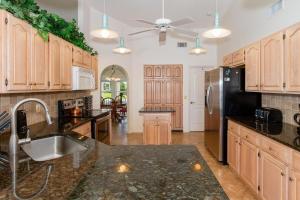 Lake View - amazing Lake view & outside wet bar