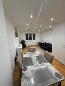 Modern Comfort Near Gatwick, Three Bridges & M23!