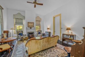 The Manor - Historic Mansion, Wifi, Covered Porch, Screen Porch, King Bed, Walk to Spas, Shops & Restaurants