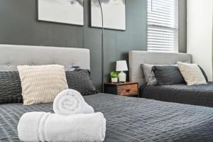 Luxe King 3BR Townhouse Mins to Uptown CLT