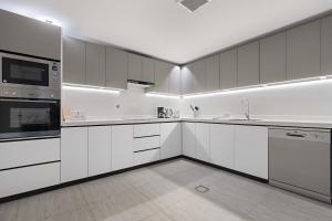 Premium 2BR Apartment Near Al Nada NZL268