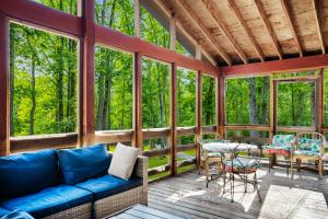 Cabin w hot tub & kayaks by river