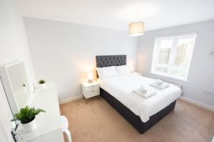Space Apartments - 3 bed town house- Superking Beds-fast WI-FI-Parking