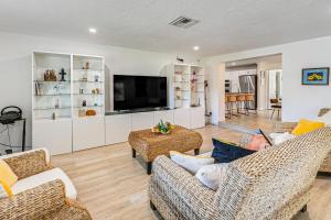 Near 5th Ave & Beach! Family-Friendly Naples Home