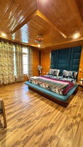 Birdsong 5BR Stay with Riverside by Homeyhuts