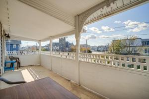 Walk to Beach & Boardwalk: Ocean City Haven!