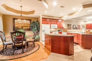 Branson Condo at Thousand Hills Walkin with Elevator Golf Front near 76 Strip