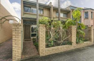 Modern 2BR Apartment North Adelaide