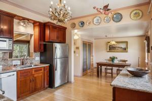 Authentic Sonoma Experience - Home and Lush Gardens