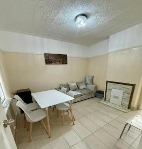 3-Bedroom entire house in Stockport Town