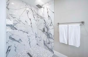 Tequila Sunrise - Off Water Home with Jacuzzi and