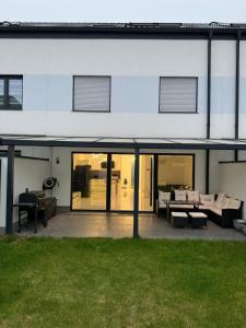 Modernes Haus mit Garten ideal für Messen & Familie